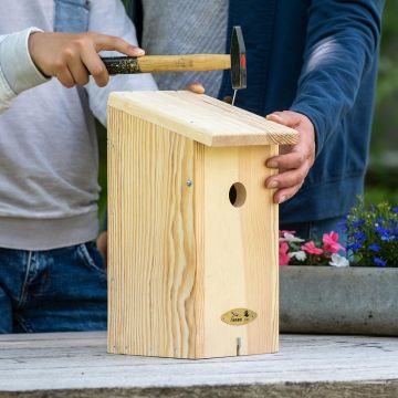 Vogelpaket mit Baupaket und Erdnüssen